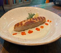 Семга под сливочно-икорным соусом