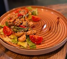 Салат с куриной грудкой терияки