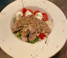 Салат с утиной грудкой