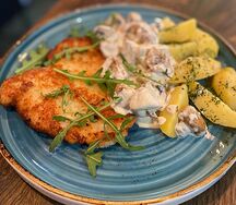 Шницель куриный со сливочно-грибным соусом