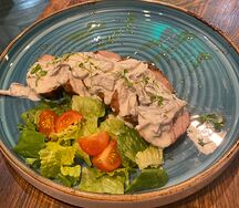 Свиная вырезка под сливочно-грибным соусом