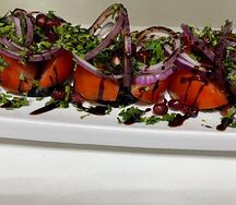 Салат из помидор с запеченными баклажанами