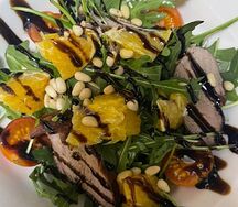 Рукола с утиной грудкой и апельсинами