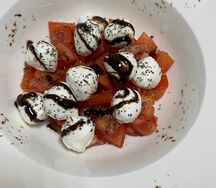 Моцарелла с помидорами