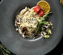 Паста с куриным филе и грибами