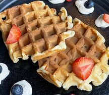 Творожные вафли с ягодами и муссом