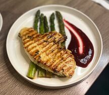 Фотогеничная индейка с припущенной спаржей и клюквой