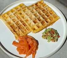 Сырные вафли с лососем и гуакамоле