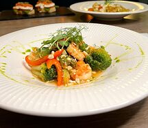 Теплый салат с креветками, перцем и фасолью в азиатском стиле