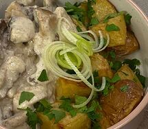 Строганов с грибами и картофельными дольками в сливочном соусе