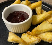 Жареный сыр с малиной