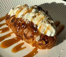 Круассан с соленой карамелью, бананом и миндалем