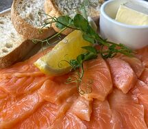 Слабосоленый лосось со сливочным маслом