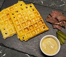 Сырные вафли с ростбифом