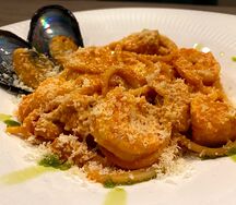 Спагетти с морепродуктами и томатным соусом