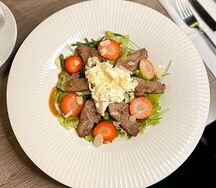 Салат с уткой, персиком, моцареллой и клубникой