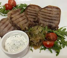 Говяжий язык, жаренный на гриле, с луком и сметанно-чесночным соусом