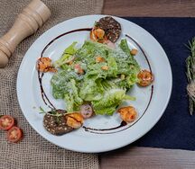 Салат Цезарь с тигровыми креветками