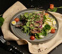 Салат с мраморной говядиной и опятами