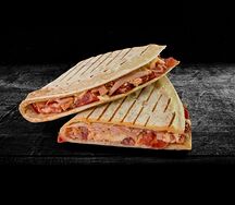 Пицца с колбасой