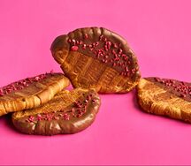Плоский круассан с шоколадом и малиной
