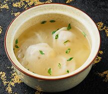 Суп с рисовой лапшой и пельменями