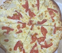 Пицца с помидорами и сыром