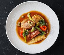 Медальоны из свинины с картофелем бэби и овощами су-вид, под соусом Джус