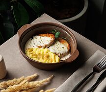 Рыбные котлеты с картофельным пюре и соусом бешамель