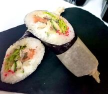 Суширрито с лососем и угрём