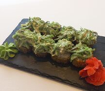 Роллы с нежным лососем и чукой