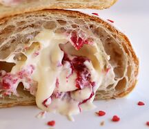 Круассан малиновый
