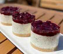 Маковый чизкейк с вишней