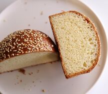 Бриошь с кунжутом