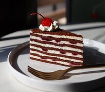 Медовик шоколадный с вишней