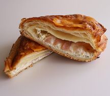 Слойка с ветчиной и творожным сыром