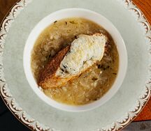 Луковый с сыром и горгонзолой