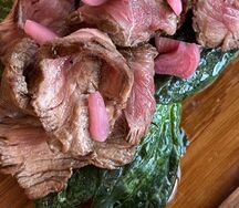Брускетта с ростбифом и маринованным луком