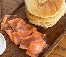 Панкейки с лососем и сырным кремом