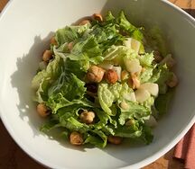 Микс зелени с зеленым яблоком, грушей и фундуком