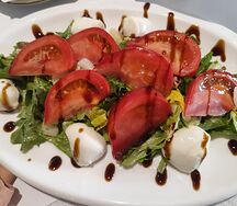 Микс зелени с томатами, каперсами и моцареллой