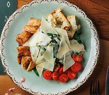 Салат из свежего шпината с куриным филе и помидорами черри