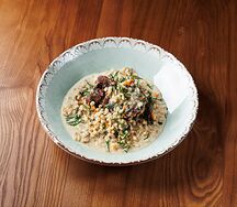 Щечки теленка с перловой крупой и грибами