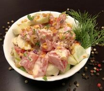 Салат из свежих овощей с орехами