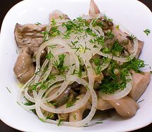 Грибы вешенки, маринованные с луком