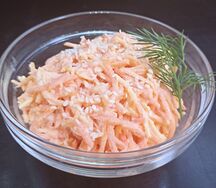 Морковь с яблоком и кунжутом