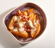 Картофель Poutine c беконом и сыром