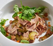 Салат с говяжьим языком и пряным огурцом