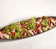 Салат с утиной грудкой, творожным сыром и вялеными томатами