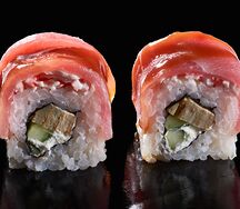Ролл Total tuna с тунцом, сливочным сыром и японским омлетом